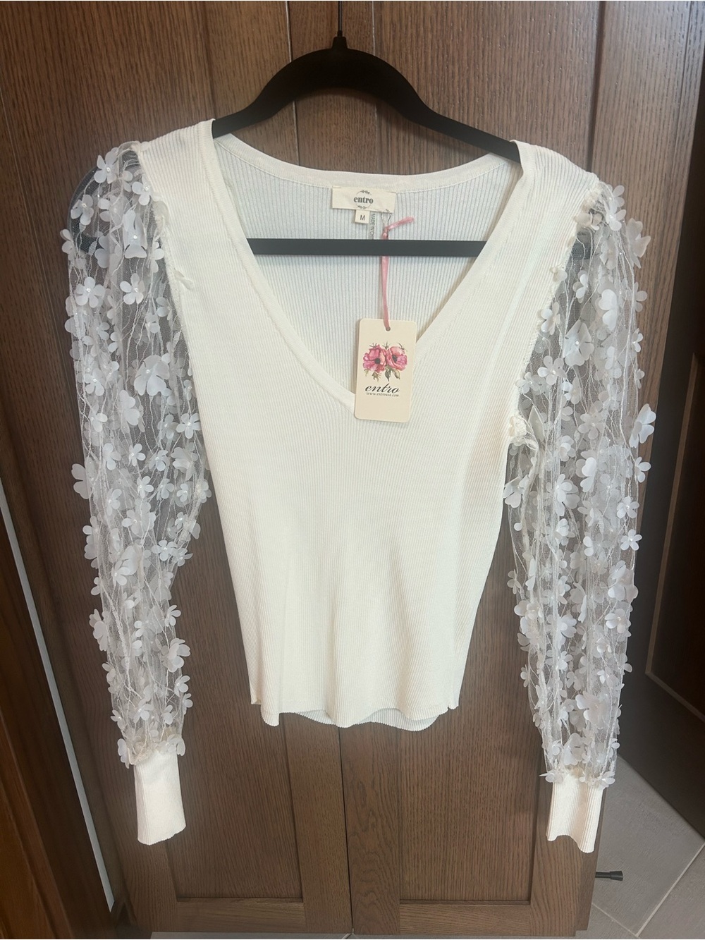 NWT entro Cream V-Neck Ribbed Top with 3D Floral Lace Sleeves